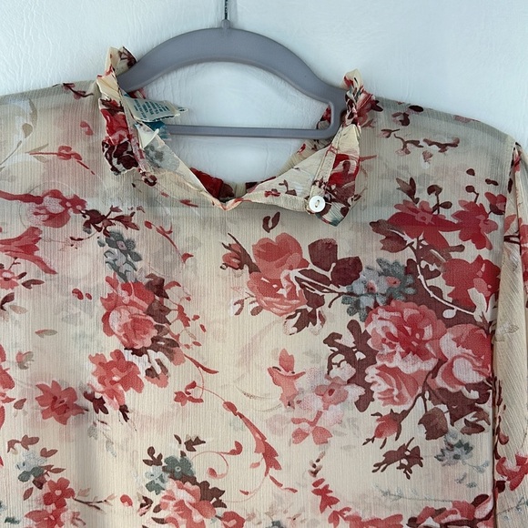 Sundance Feminine Floral Top - Picture 5 of 7